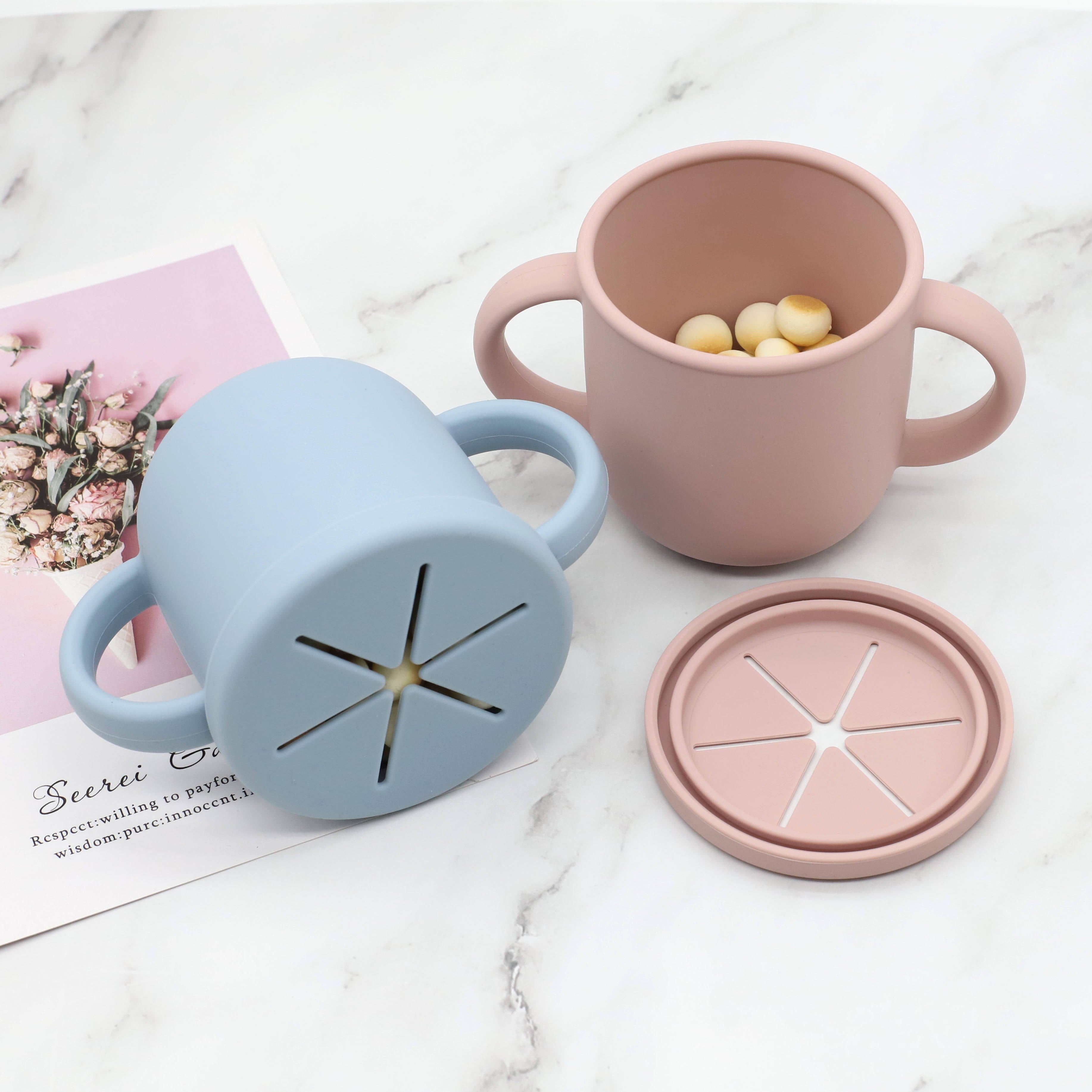 Eco-friendly 300ml Anti-Spill Silicone Snack and Drink Cup Portable Foldable Travel Cup for Kids and Babies Aged 0-12 Months